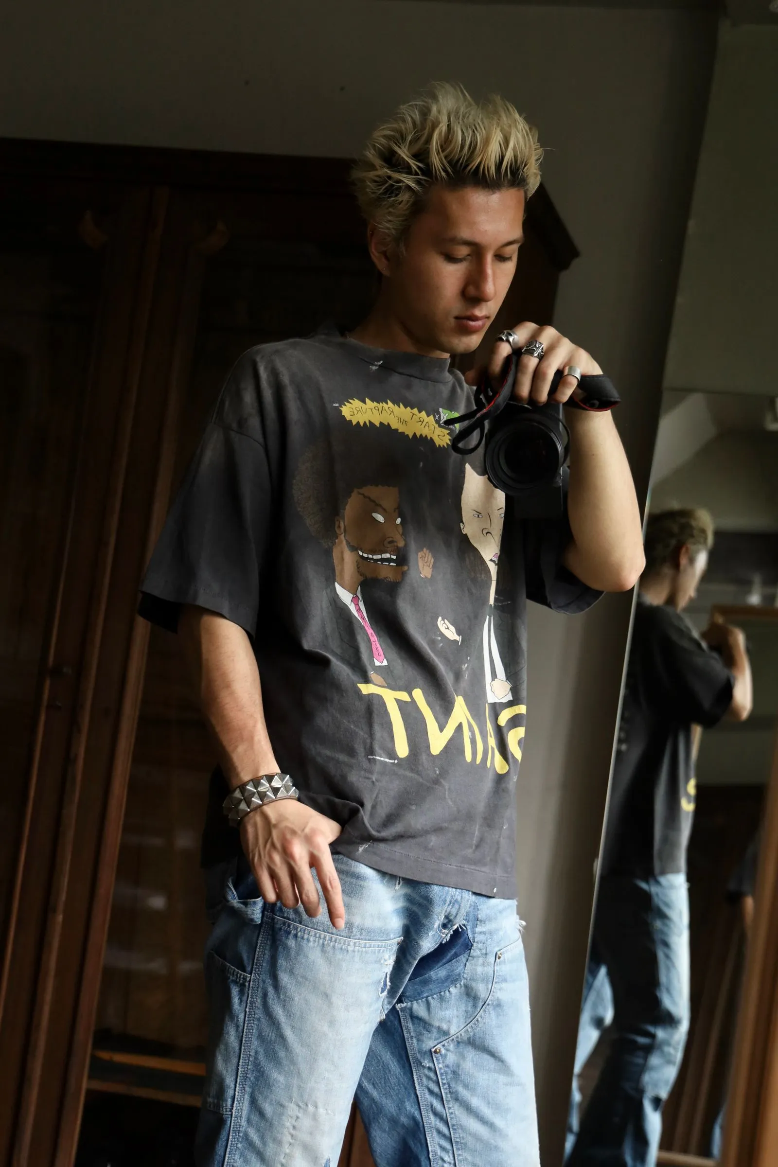 SAINT Mxxxxxx RAPTURE SS TEE/BLK Beavis and Butt-Head anime character TEE. Washed black S-XL. The print is from the characters of the American classic animation "Beavis and Butt-Head". It also pays tribute to the two classic killer characters in "Pulp Fiction". It is very witty and humorous. The whole garment is washed again.